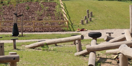 Billedet viser den store udendørs legeplads, som benyttes af børnehaverne. 