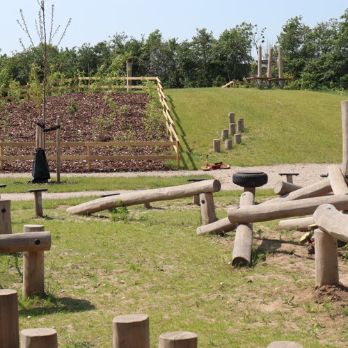 Billedet viser den store udendørs legeplads, som benyttes af børnehaverne. 