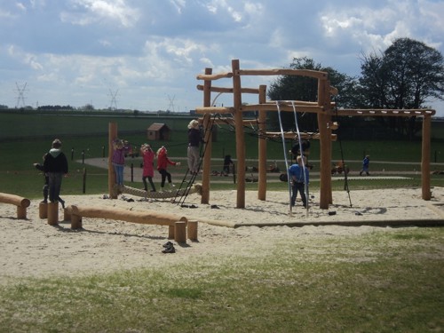 Her ser du en legeplads med legende børn