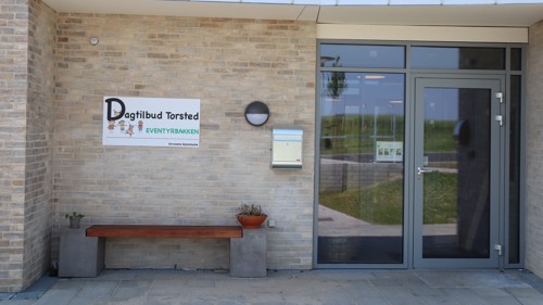 Billedet viser indgangspartiet til Eventyrbakken.