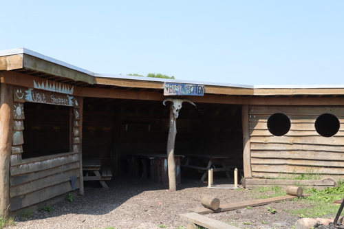 Billedet viser Bisonhytten med bålpladsen