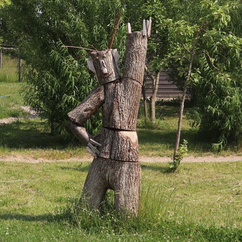 Figur udskåret i træ