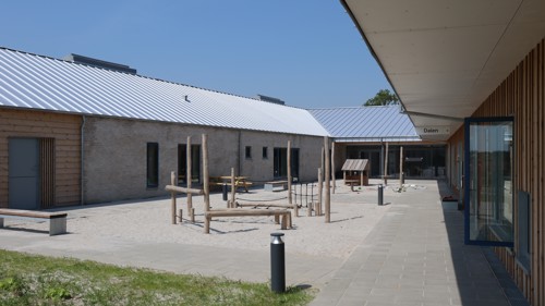 Billedet viser en af legepladserne, som benyttes af vuggestuerne. Der er direkte udgang fra stuerne ud til legepladsen.