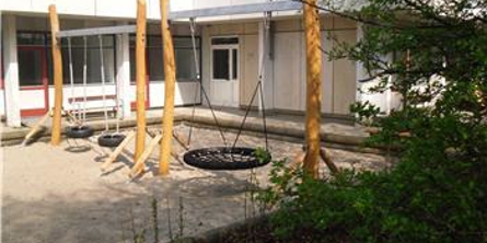 Legeplads med gynger i Humlebien