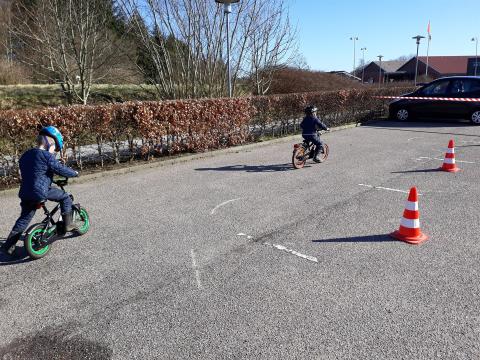 Cykelprøve på Tinggårdens parkeringsplads